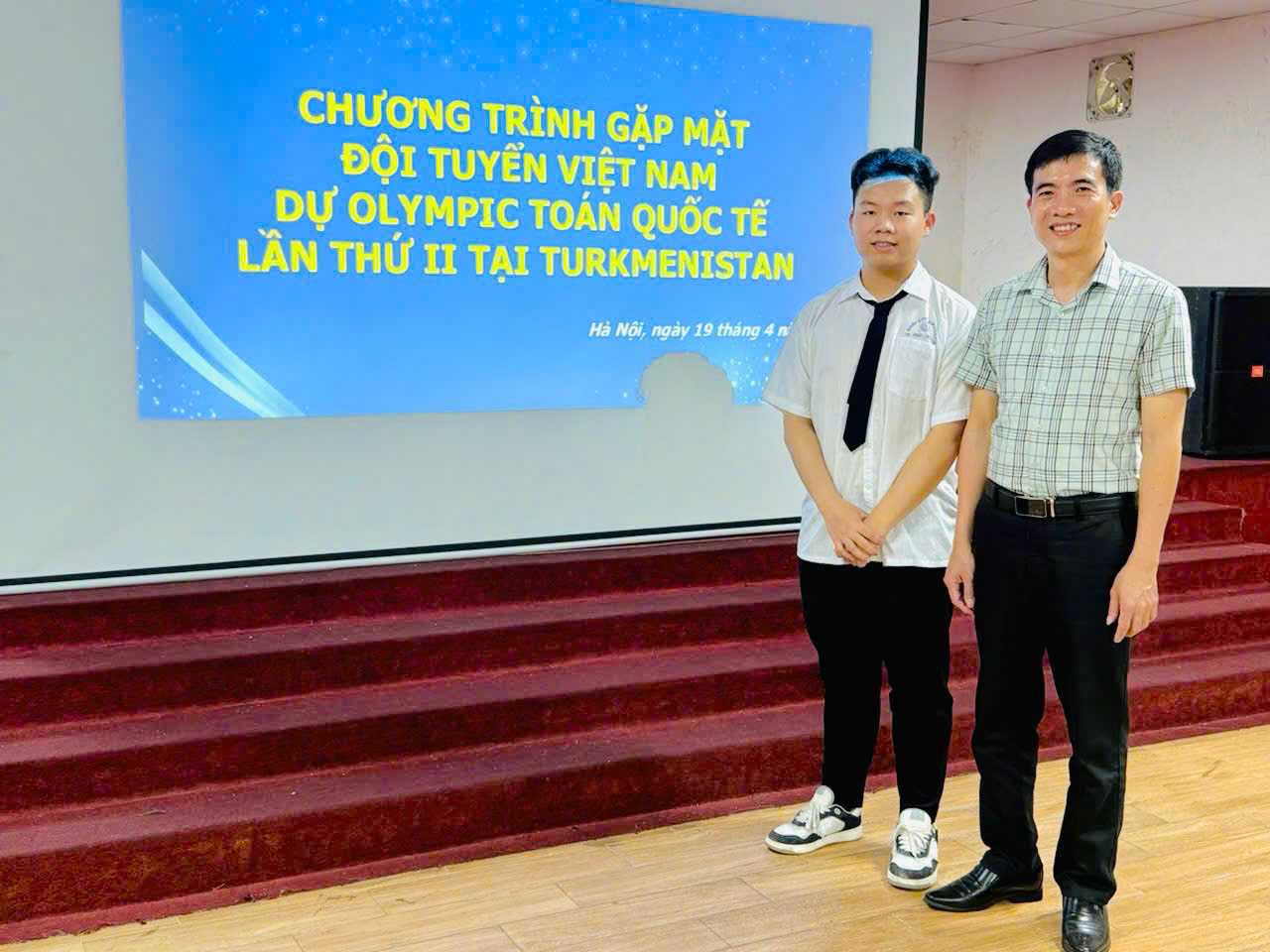 Thầy giáo Mạc Đăng Nghị và Vũ Việt Hà trước ngày xuất quân